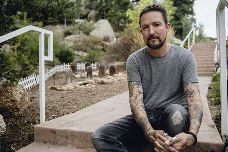 Frank Turner reflects on lost teenage romance on new single ‘Letters’